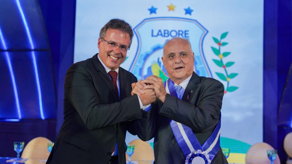 Roberto Pessoa transmite interinamente cargo de Prefeito a Gerson Cecchini