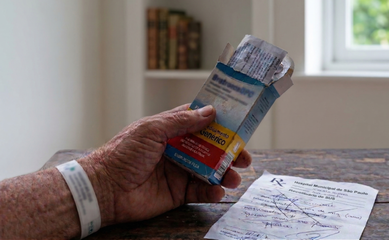 A “Lista Fantasma”: Por que a farmácia do povo em Maracanaú vive de prateleiras vazias?