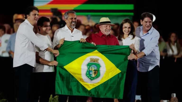 'Aqui é o time da entrega, lá é o time da intriga', diz Elmano, em ato do PT, ao lado de Lula