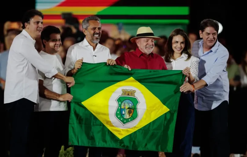 ‘Aqui é o time da entrega, lá é o time da intriga’, diz Elmano, em ato do PT, ao lado de Lula