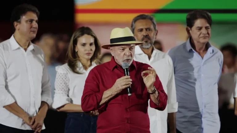 Em ato do PT, Lula cobra apoio à disputa pelo Senado e diz que 'nenhum fascista mete a mão' no Ceará