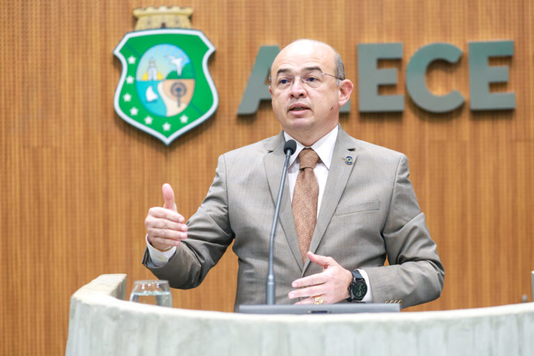Sérgio Aguiar inaugura comitê em Fortaleza com presença de Cid Gomes nesta segunda