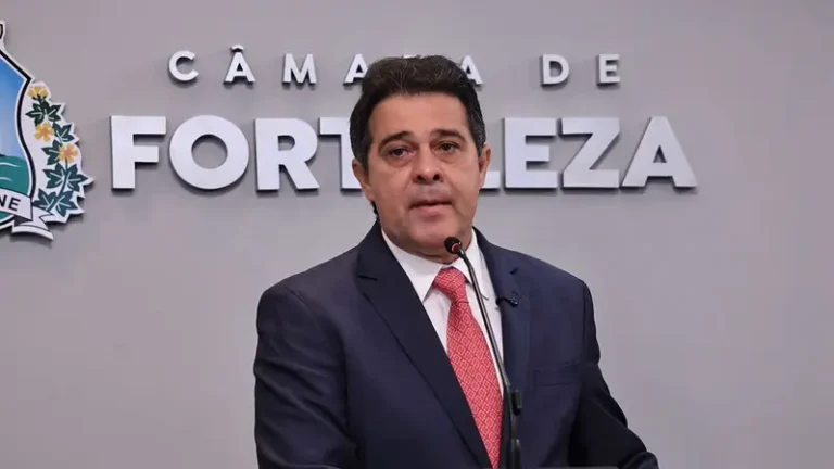 Evandro promete PCCs de três categorias e concurso após eleições, em discurso na Câmara de Fortaleza