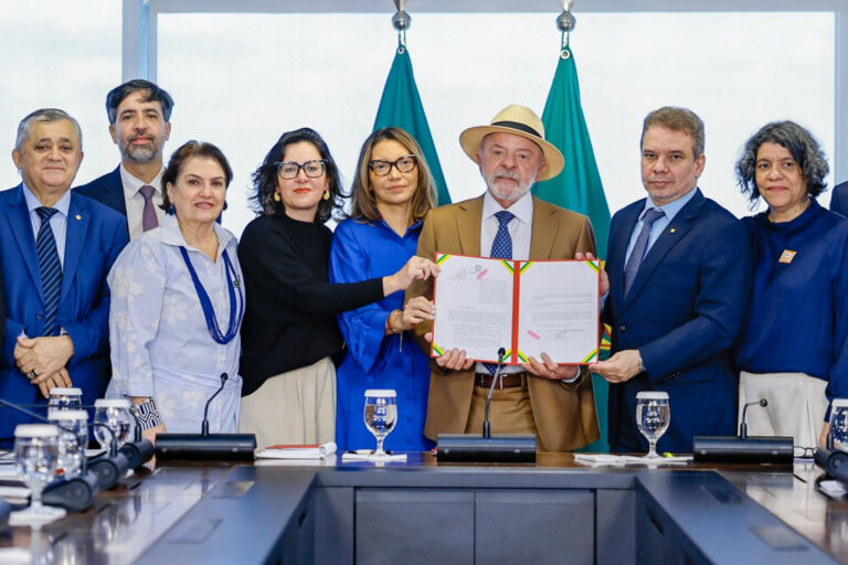 Lula sanciona lei que aumenta punição a crimes digitais contra crianças