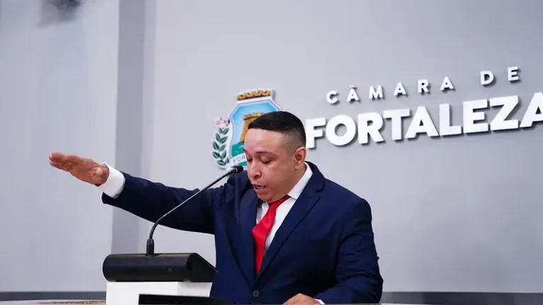 Puxador de torcida organizada do Fortaleza, Popó é empossado em mandato na Câmara Municipal