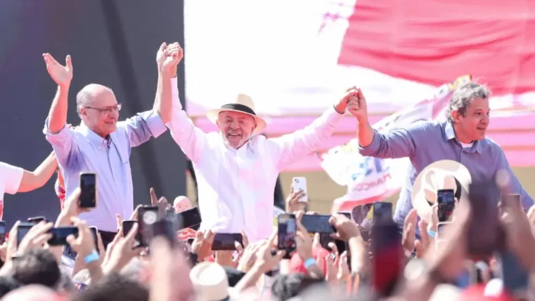 Lula diz querer quarto mandato para impedir volta de direita que 'ria de asfixiados'