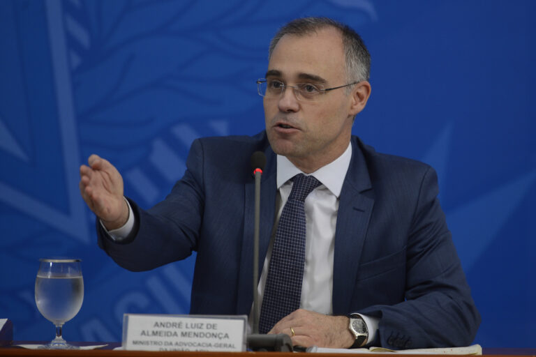 André Mendonça defende imparcialidade em casos do Banco Master e INSS no STF