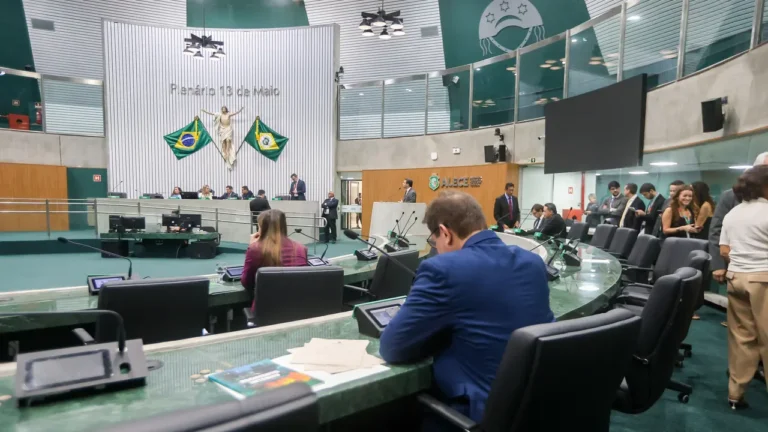 Nova configuração da Alece tem ‘rodízio’ no PT, PSB e MDB, 10 suplentes e novo líder petista
