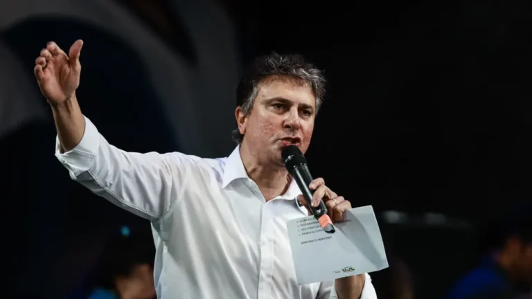 Vídeo de Camilo Santana ligando Ciro a Flávio Bolsonaro deve ser removido, determina TRE-CE