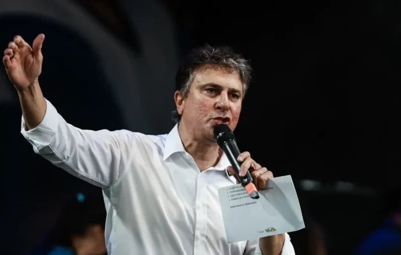 Vídeo de Camilo Santana ligando Ciro a Flávio Bolsonaro deve ser removido, determina TRE-CE