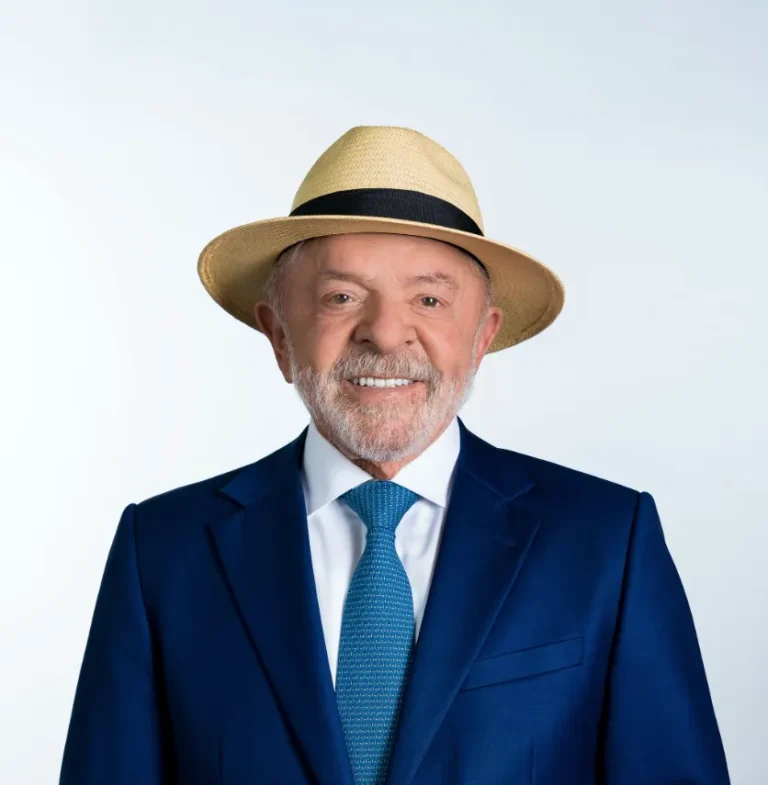Lula oficializa candidatura e revela foto para as eleições de 2026