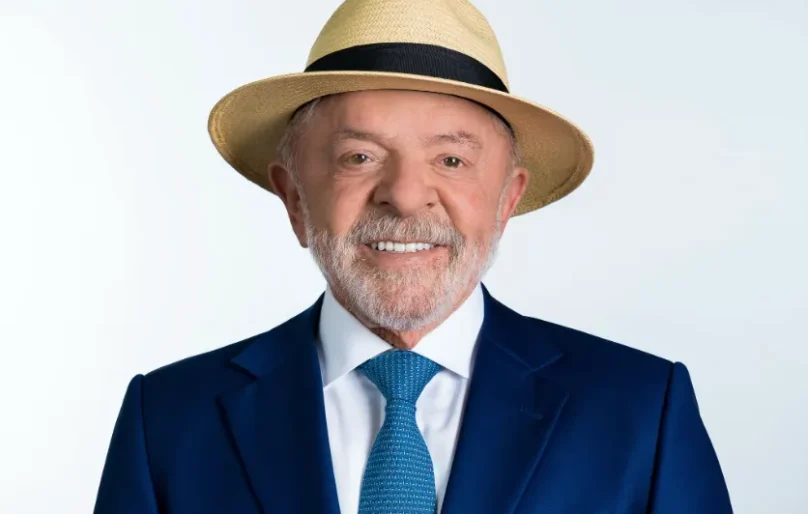 Lula oficializa candidatura e revela foto para as eleições de 2026