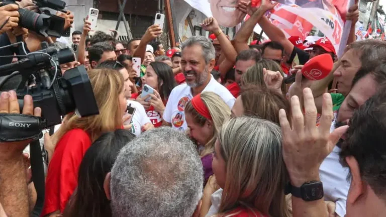 Elmano começa campanha no Pirambu, em primeiro ato com Cid e Luizianne, e ressalta gestão da saúde