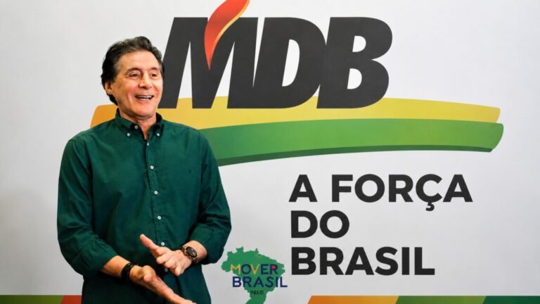 Eunício desiste de disputar o Senado e reforça apoio à reeleição de Elmano