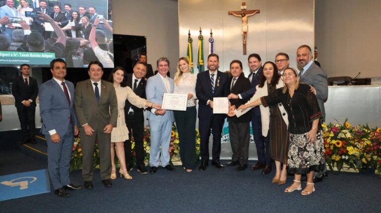 Romeu Aldigueri e Tainah Marinho recebem homenagens na CMFor