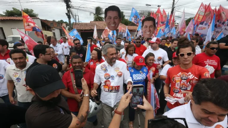 Elmano de Freitas participa de caminhada no bairro do Aracapé, em Fortaleza