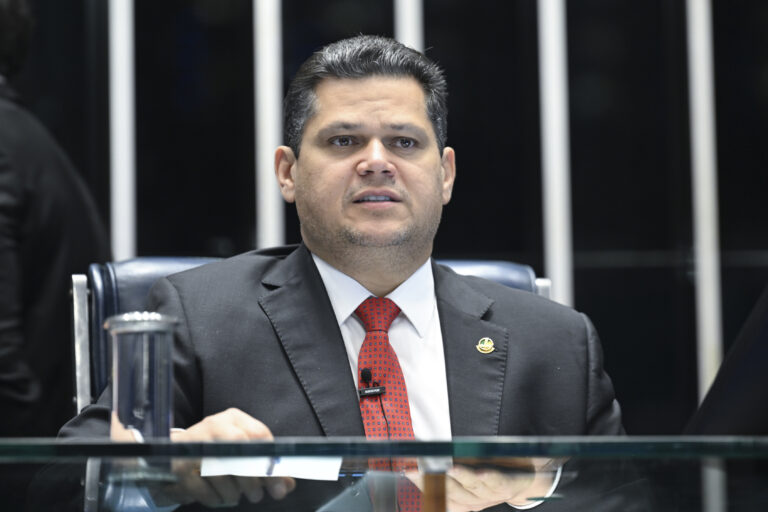 Após reunião com Lula, Alcolumbre destrava PECs da Escala 6×1 e da Segurança