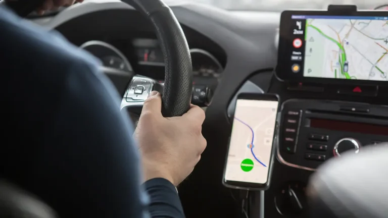 TSE proíbe adesivos de propaganda eleitoral em carros de transporte por aplicativos