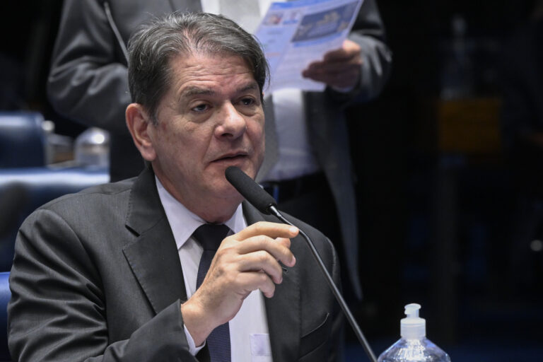 Cid propõe novo piso para arquitetos, engenheiros, veterinários e outras oito profissões