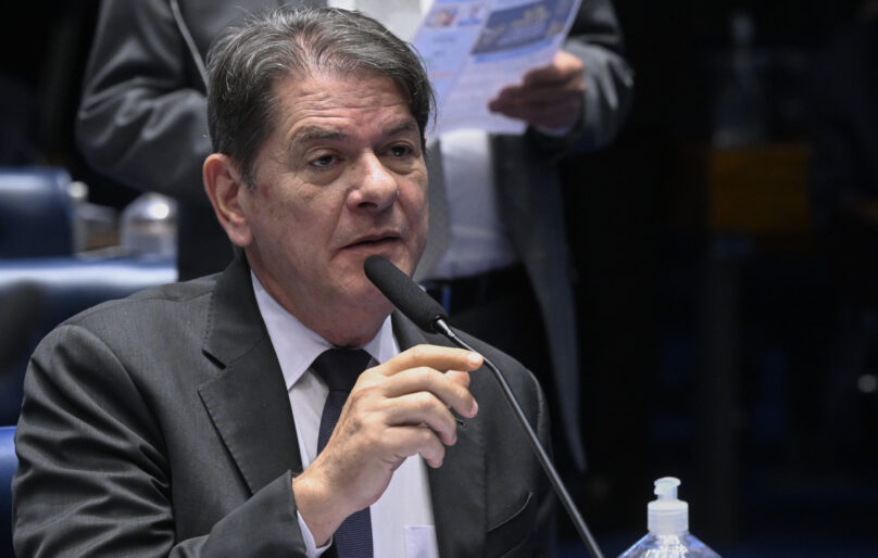 Cid propõe novo piso para arquitetos, engenheiros, veterinários e outras oito profissões