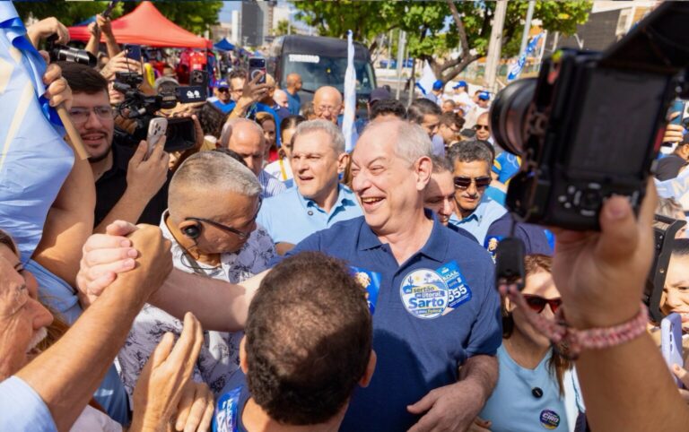 Ao som de “volta, Ciro”, tucano relembra trajetória e aponta desafios da gestão em 1ª propaganda eleitoral