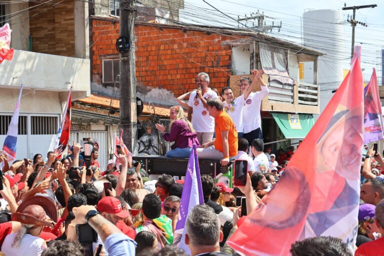 Elmano inicia campanha à reeleição com caminhada no Pirambu, em Fortaleza