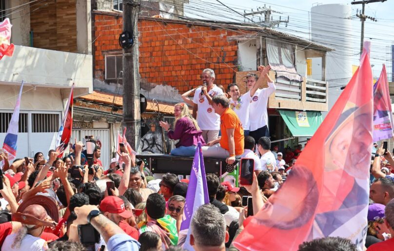 Elmano inicia campanha à reeleição com caminhada no Pirambu, em Fortaleza