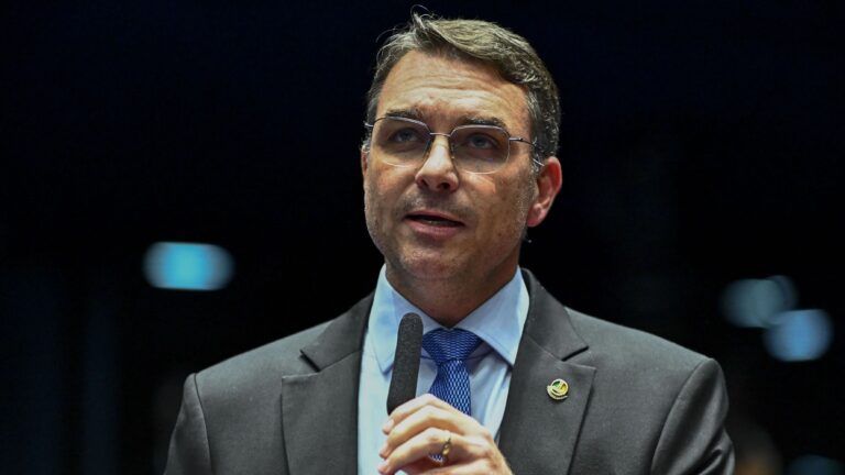 Páginas oficiais de Flávio Bolsonaro incluem pós-graduação que ele não fez