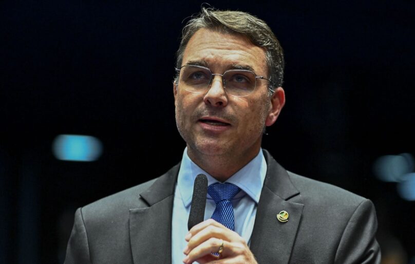 Páginas oficiais de Flávio Bolsonaro incluem pós-graduação que ele não fez