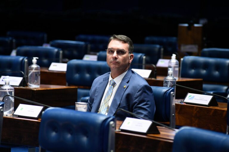 Flávio Bolsonaro aparece filiado ao Missão e tem dificuldade em registrar candidatura