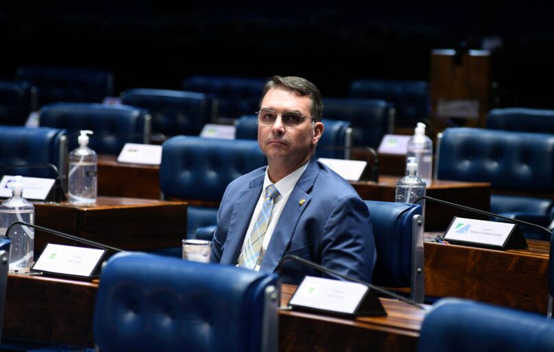 Flávio Bolsonaro aparece filiado ao Missão e tem dificuldade em registrar candidatura