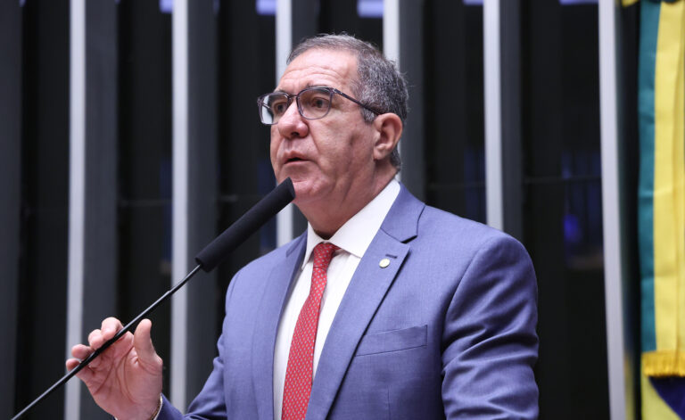 Gastão protocola projeto de lei para garantir segurança jurídica às barracas da Praia do Futuro