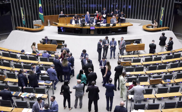 Câmara aprova redução de impostos para combustíveis e outros setores