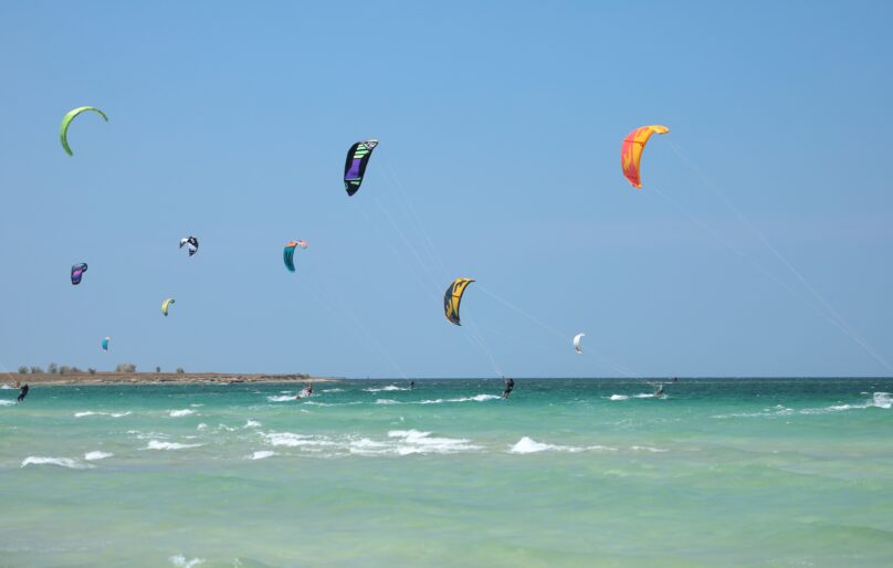 Alece debate medidas para fortalecer kitesurf e wingfoil no Ceará