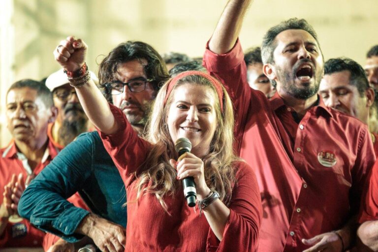 Após ligação de Elmano, Luizianne pega voo Brasília-Ceará para confirmar candidatura ao Senado