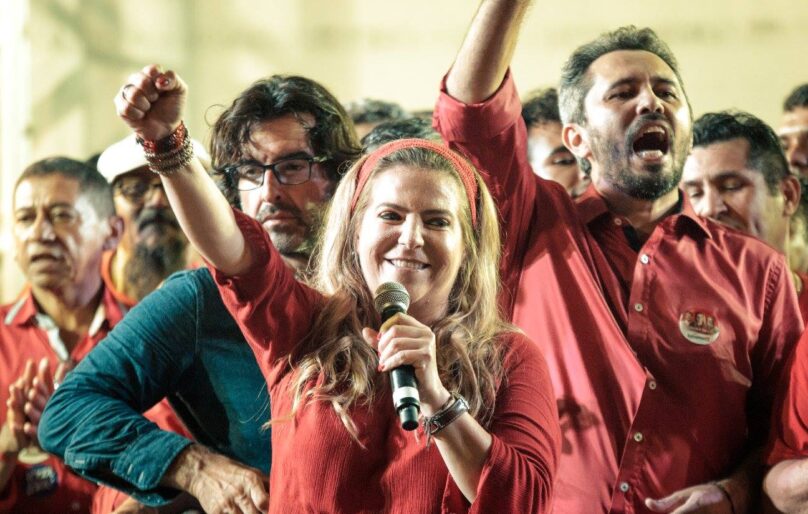 Após ligação de Elmano, Luizianne pega voo Brasília-Ceará para confirmar candidatura ao Senado