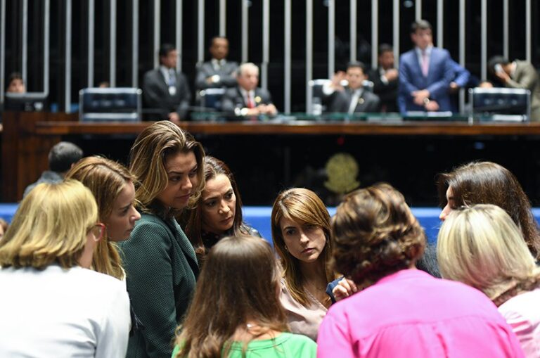 Partidos concentram recursos em homens e limitam protagonismo feminino, aponta especialista