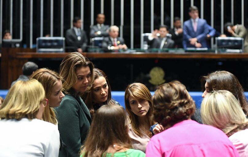 Partidos concentram recursos em homens e limitam protagonismo feminino, aponta especialista
