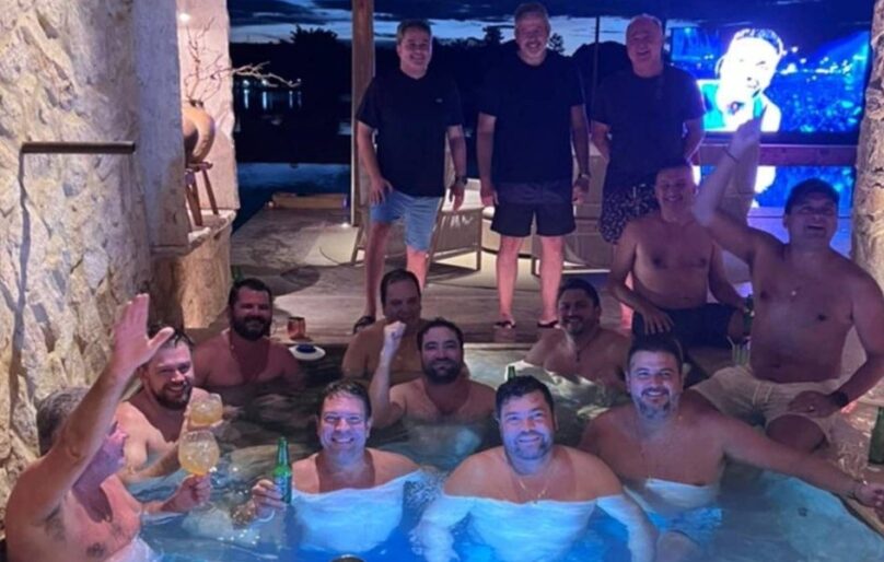 PF encontra foto de advogado investigado por fraudes no INSS em piscina com deputados e senadores