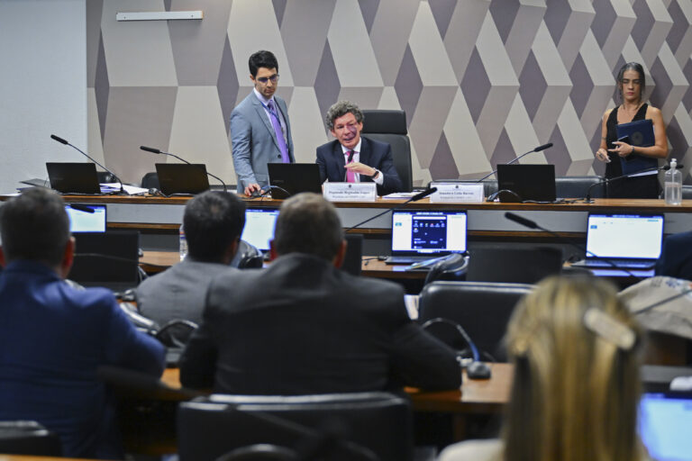 Comissão adia votação do fim da “taxa das blusinhas” no Congresso