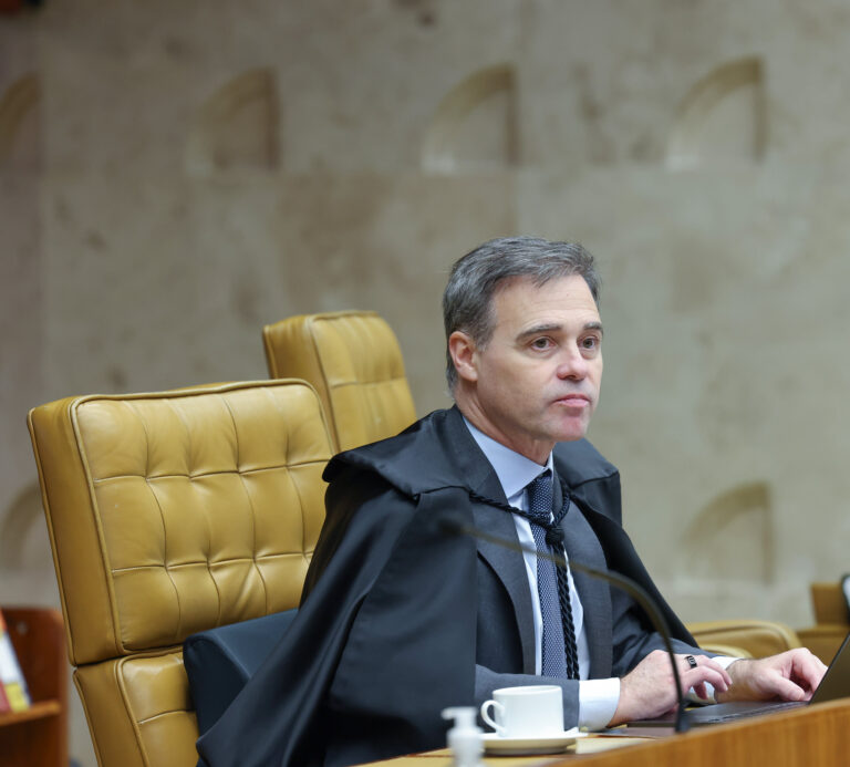 Mendonça rejeita ação de aliado de Flávio Bolsonaro contra aumento no Bolsa Família