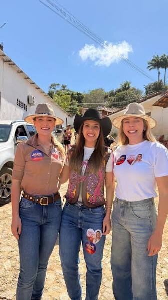 Jade Romero faz campanha durante cavalgada em Guaramiranga