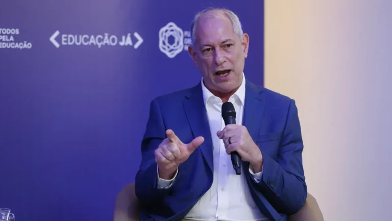 Ciro quer transição para reduzir número de professores temporários no CE com ‘direitos garantidos’
