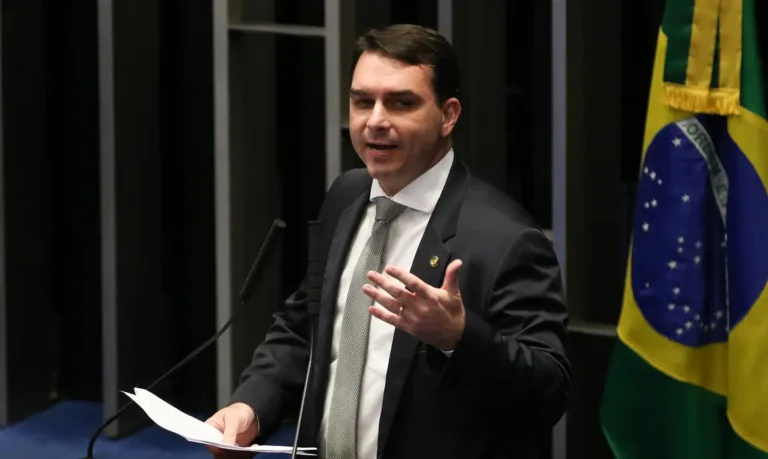 Mendonça incluiu Flávio Bolsonaro nas investigações do caso Dark Horse