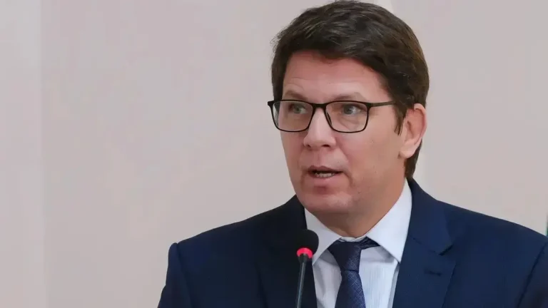 Flávio Dino proíbe Mario Frias de deixar o Brasil e manter contato com outros investigados