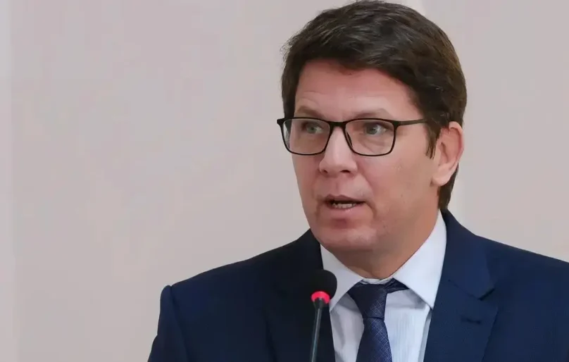 Flávio Dino proíbe Mario Frias de deixar o Brasil e manter contato com outros investigados