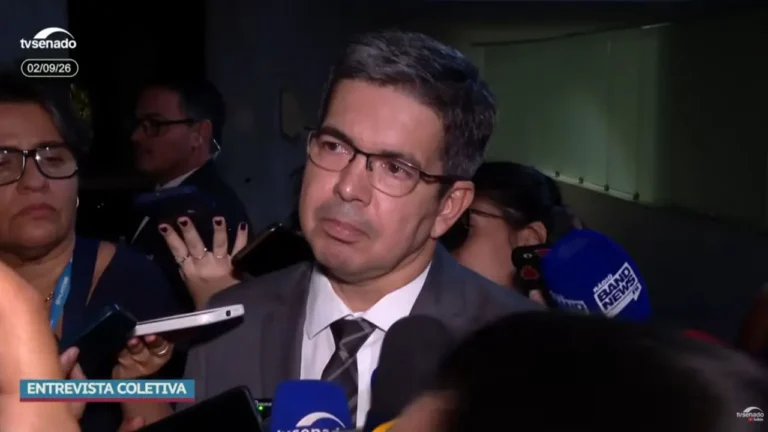 Fim da escala 6x1 deve ser votado até outubro, diz Randolfe