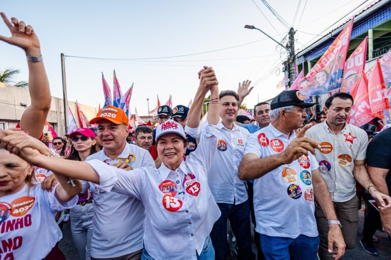 Jô Farias, Nezinho e Camilo reúnem multidão em caminhada em Horizonte