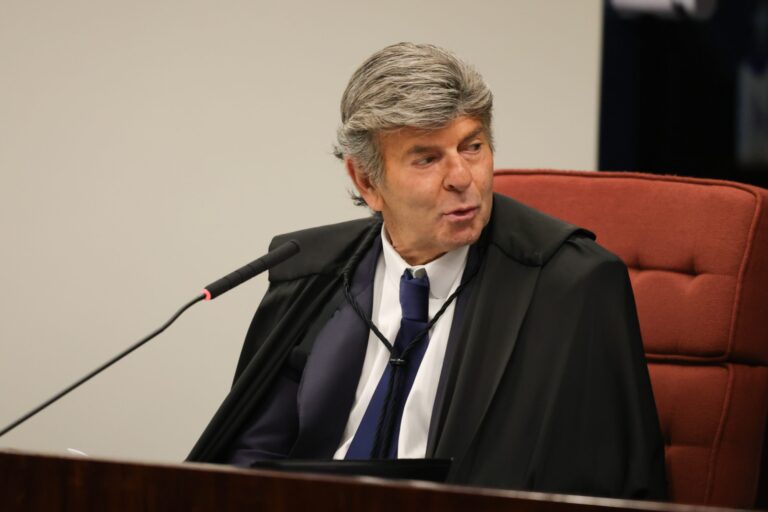 Flávio Bolsonaro pede a Fux para suspender decisão de Dino sobre posts de Nossa Senhora Aparecida