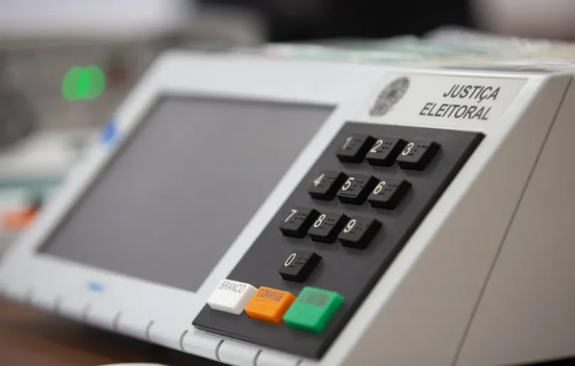 TRE-CE realiza testes e lacre das urnas eletrônicas para eleições de 2026